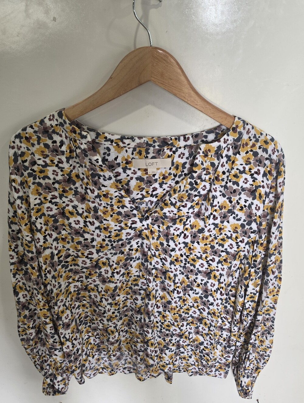 NwOT LOFT Women's White Floral V-Neck Blouse with Yellow & Brown Accents Size M